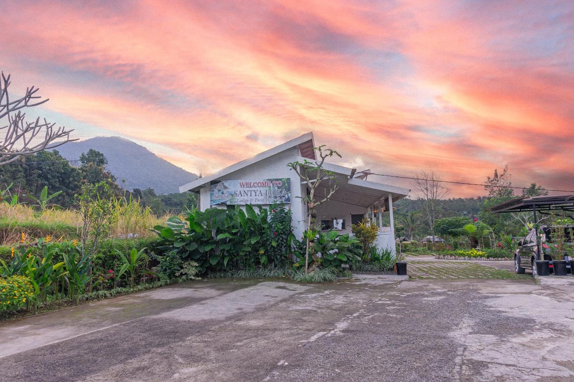 Santya Loka Lodge & Twin Waterfall Jatiluwih Exterior photo